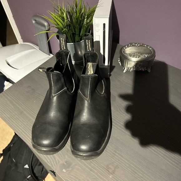 Blundstone work & safety shoes. Very comfy with water resistant material. - Picture 2 of 4